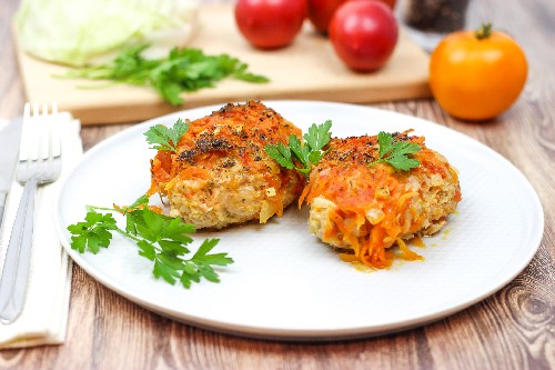 Repolho preguiçoso rola em uma panela com repolho, carne picada e arroz