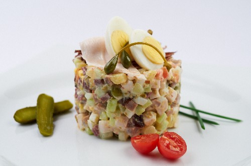 Receita passo a passo da salada Olivier com carne bovina