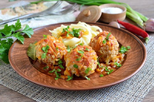 Rouleaux de chou avec viande hachée et riz dans une mijoteuse