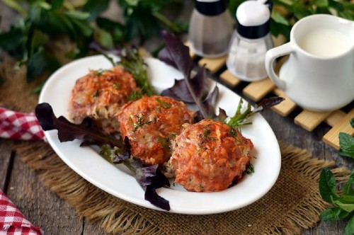 Rolinhos de repolho com repolho, carne picada e arroz com molho de creme de leite