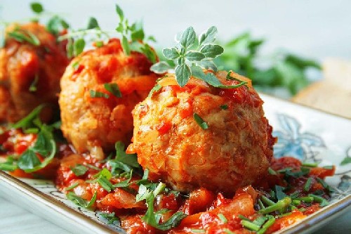 Rouleaux de chou paresseux avec du poulet haché comme à la maternelle