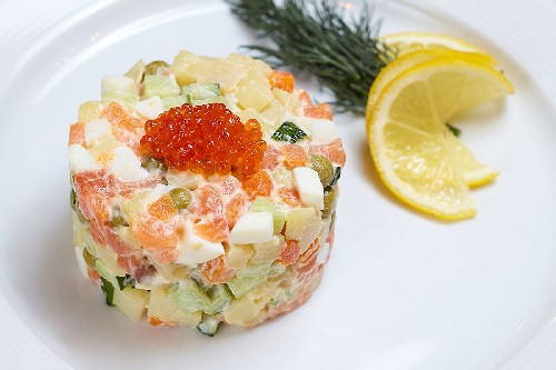 Salada Olivier com Peixe Vermelho