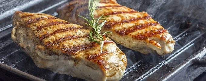 Filet de poitrine de poulet dans une poêle