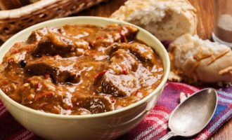 Goulash de porco com molho