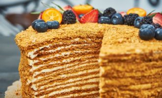 Bolo de mel clássico - 10 receitas fáceis passo a passo com uma foto