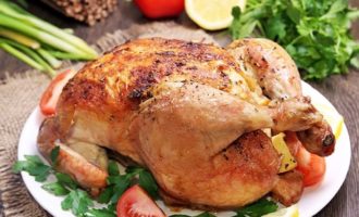 Poulet entier cuit au four avec croûte croustillante