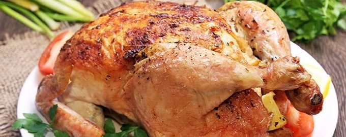 Frango inteiro assado no forno com crosta crocante