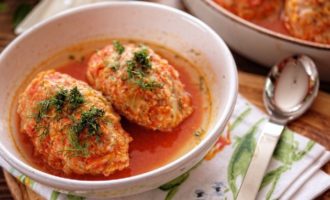 Rouleaux de chou paresseux avec viande hachée et riz