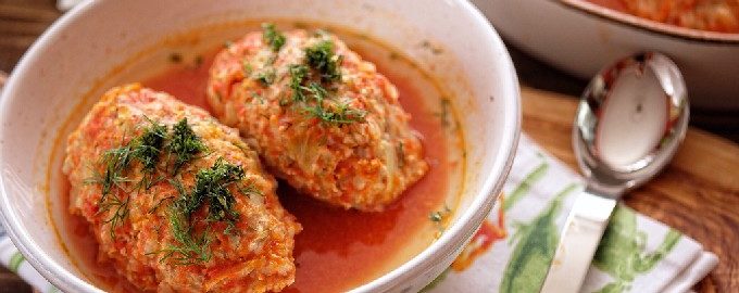 Rouleaux de chou paresseux avec viande hachée et riz