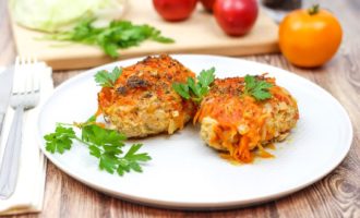 Rouleaux de chou paresseux dans une casserole avec du chou, de la viande hachée et du riz