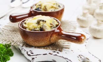 Julienne com frango e cogumelos no forno