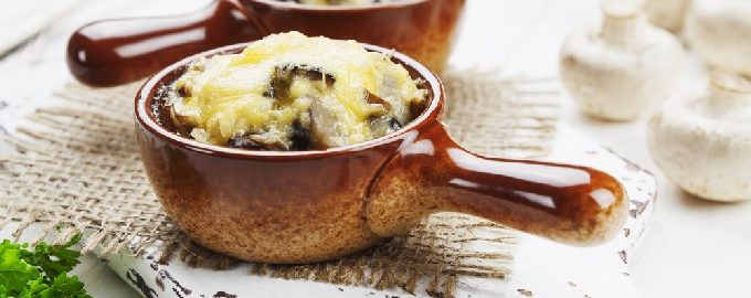 Julienne com frango e cogumelos no forno