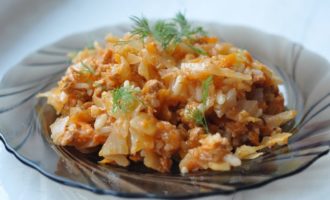 Repolho preguiçoso rola em uma panela com repolho, carne picada e arroz