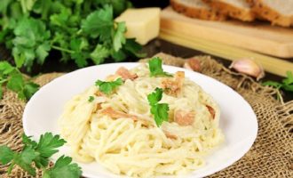 Macarrão carbonara com bacon e creme