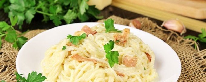 Ζυμαρικά Carbonara με μπέικον και κρέμα