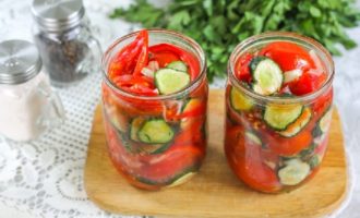 Salada de pepino e tomate para o inverno