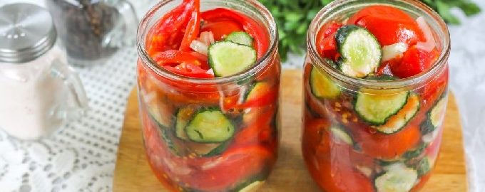 Salade de concombres et tomates pour l'hiver