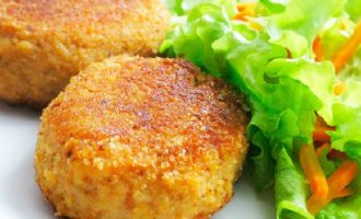 Escalopes de dinde juteuses et molles dans une casserole