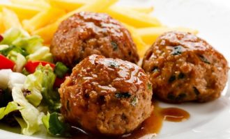 Boulettes de viande au four avec sauce