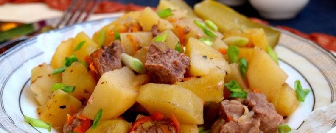 Pommes de terre à l'étouffée avec de la viande