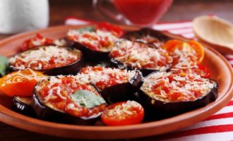 Berinjela com tomate e alho, frita em uma panela