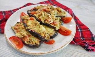 Berinjela com tomate e queijo, assada no forno