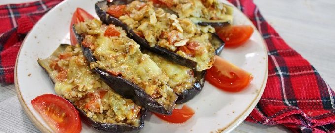 Berinjela com tomate e queijo, assada no forno