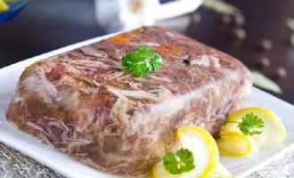 Como cozinhar carne gelificada de pernas e pernil de porco