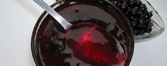 Confiture de cinq minutes de gelée de cassis