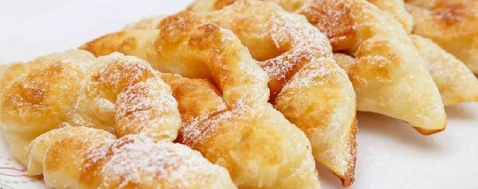 Des broussailles luxuriantes et tendres sur du kéfir