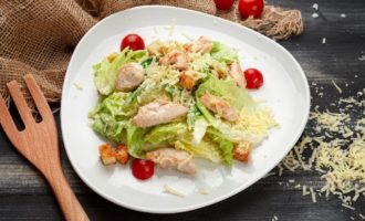 Salada Caesar com frango clássico