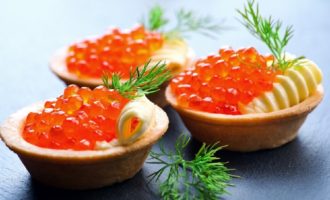 Tortinhas com caviar vermelho