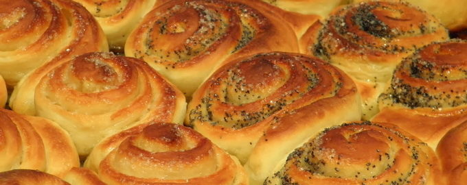 Pãezinhos de massa de fermento no forno