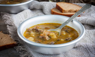 Sopa de cogumelos feita de cogumelos congelados