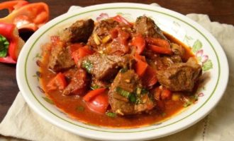 Goulash de porco com molho na frigideira