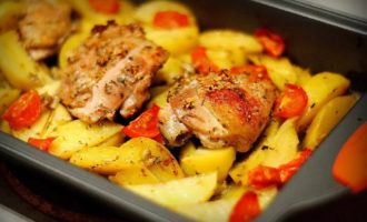 Frango com batatas no forno em uma assadeira