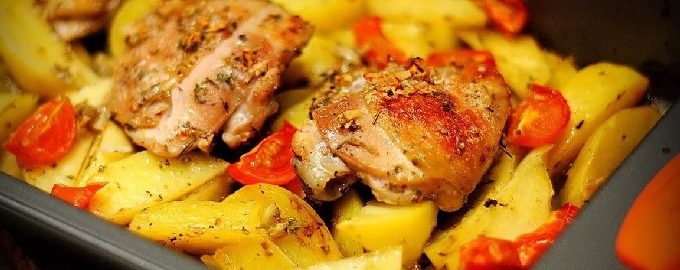 Frango com batatas no forno em uma assadeira