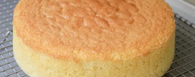 Bolo de esponja exuberante no forno clássico para bolo