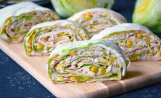 Rolo lavash com palitos de caranguejo