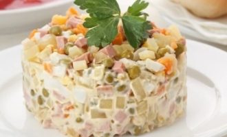 Salada Olivier com Salsicha e Picles