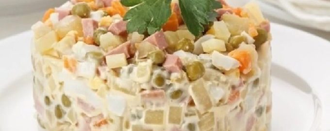 Salada Olivier com Salsicha e Picles