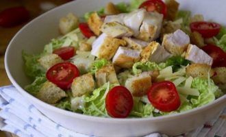 Salada Caesar com Frango e Croutons