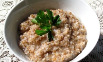 Como cozinhar mingau de trigo em água