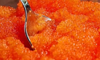 Como salgar caviar de truta em casa de forma rápida e saborosa