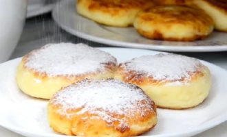 Panquecas de requeijão com farinha em uma frigideira clássico exuberante