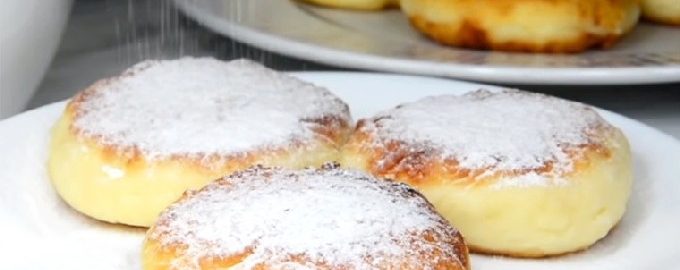 Crêpes au fromage blanc avec de la farine dans une poêle à frire classique luxuriant